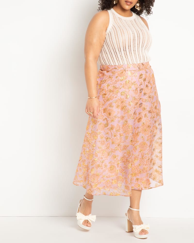 Front of a model wearing a size 24 Jacquard A-Line Skirt in Enchanted Floral Lavender by ELOQUII. | dia_product_style_image_id:275234